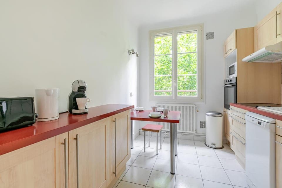 Coffee/tea facilities, oven, stove, toaster, kitchen