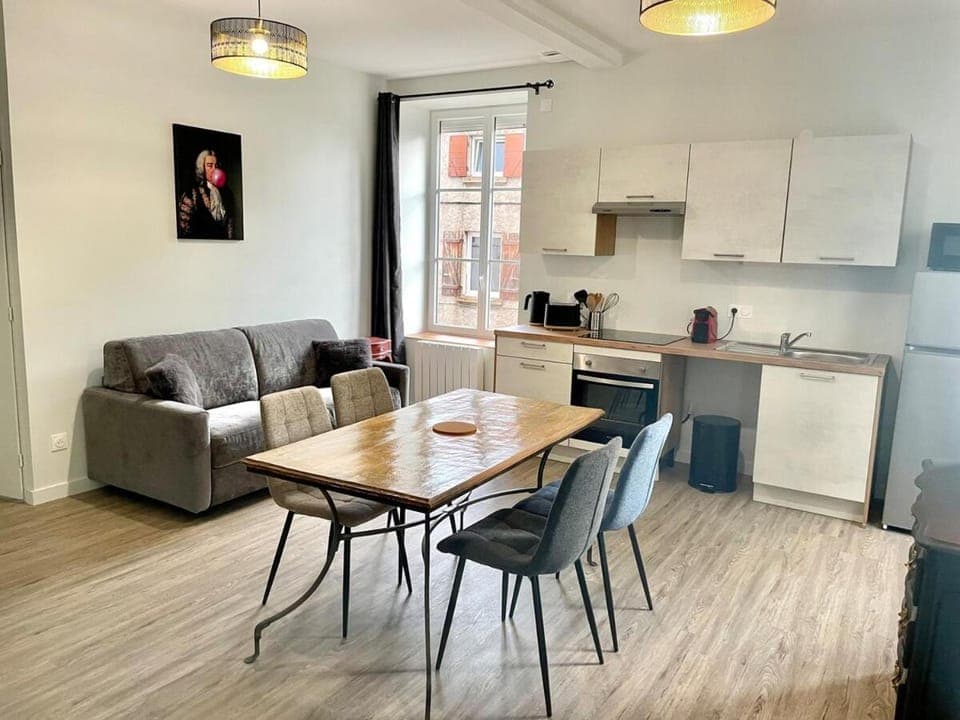 Kitchen or kitchenette, Seating area, Dining area, stove