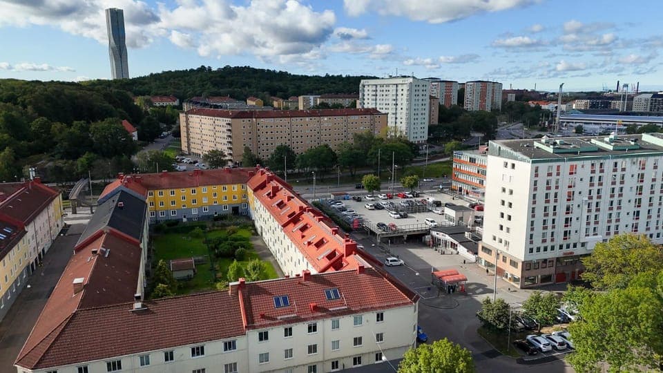 Property building, Day, Neighbourhood, Bird's eye view, City view, Location, Parking