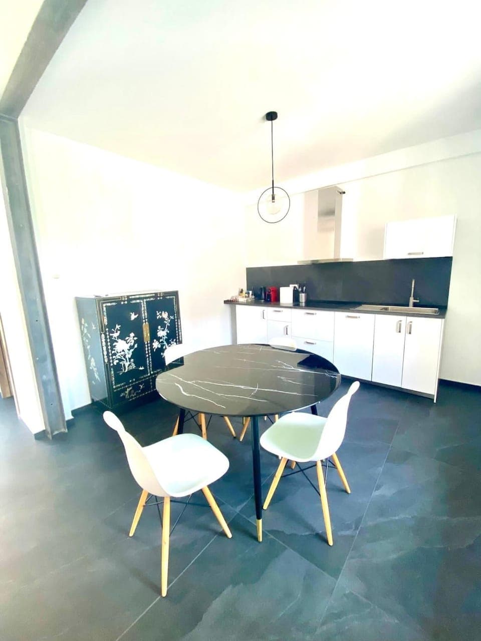 Kitchen or kitchenette, Dining area