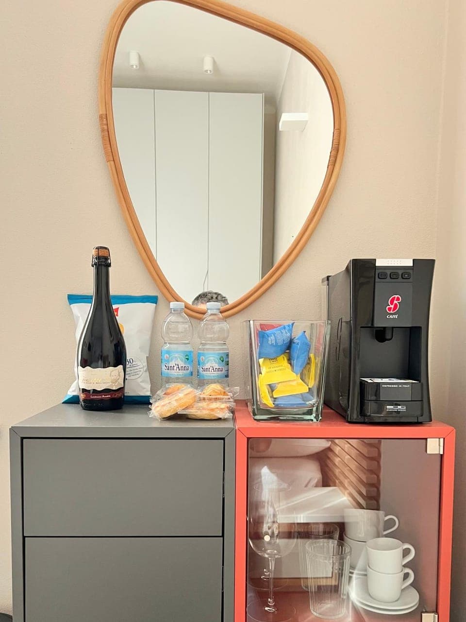 Coffee/tea facilities, Food and drinks, Alcoholic drinks