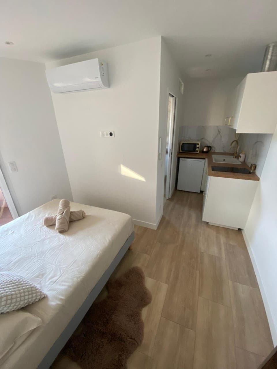 Bed, Kitchen or kitchenette, Photo of the whole room