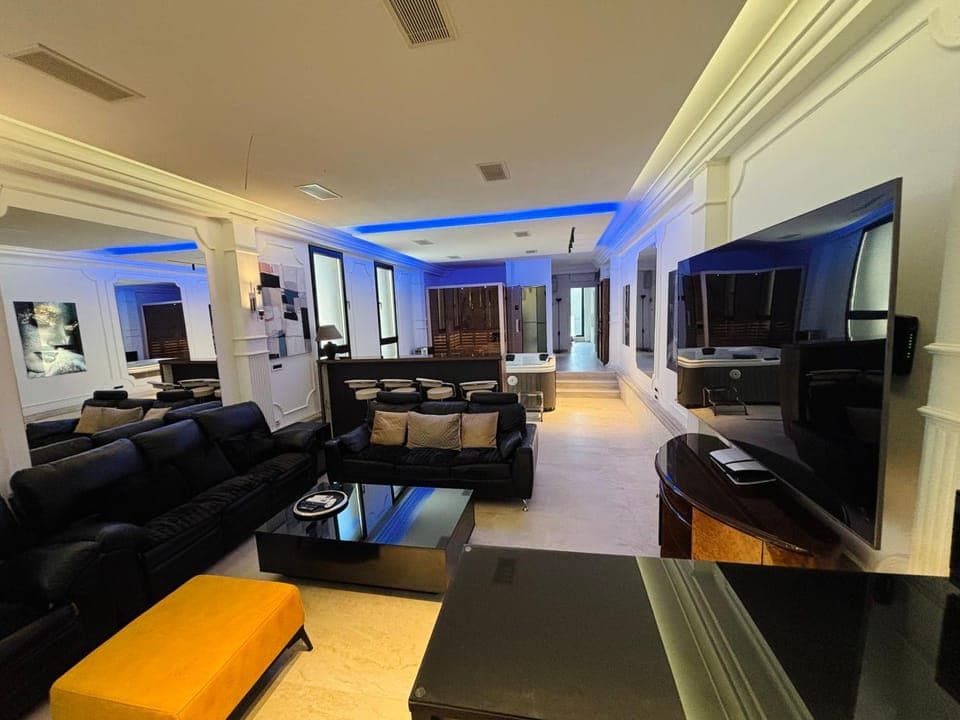 Communal lounge/ TV room, TV and multimedia, Living room, Seating area, Evening entertainment