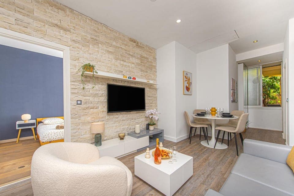 TV and multimedia, Living room, Seating area, Dining area