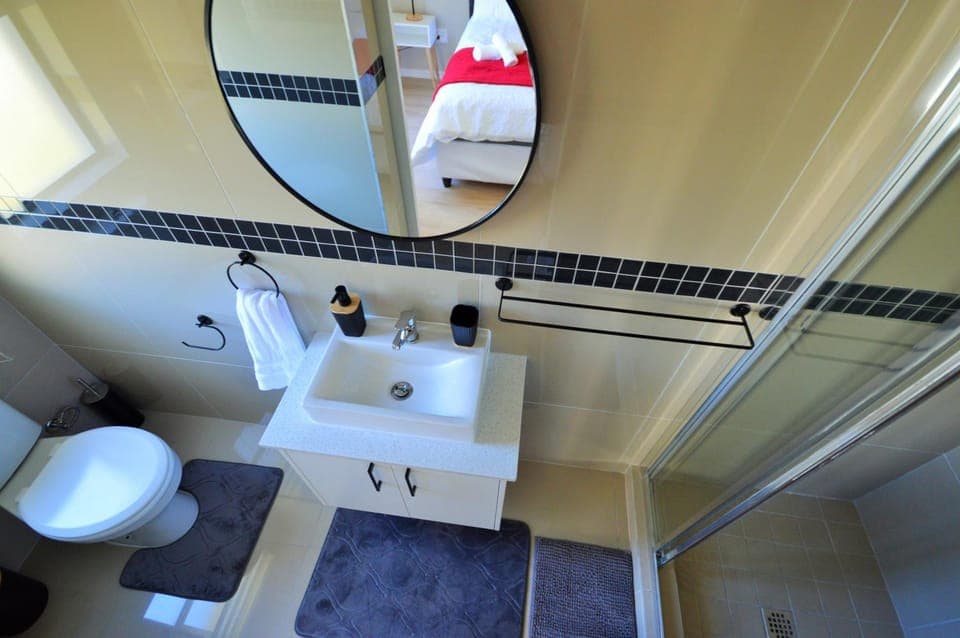 Shower, Toilet, Bathroom, towels