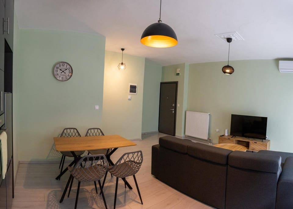 Communal lounge/ TV room, TV and multimedia, Living room, Seating area, Dining area, Evening entertainment, air conditioner