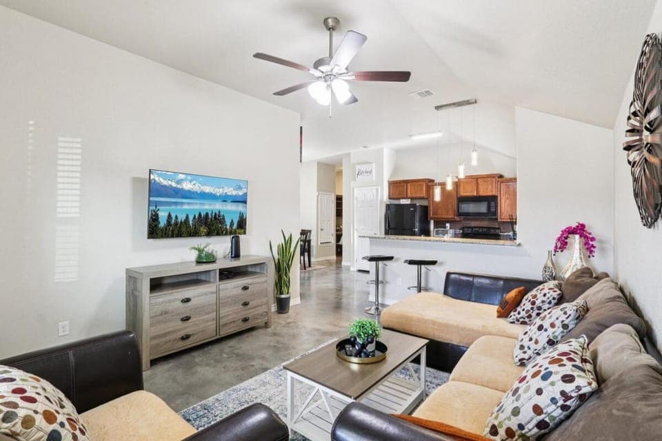 TV and multimedia, Living room, Seating area, Evening entertainment