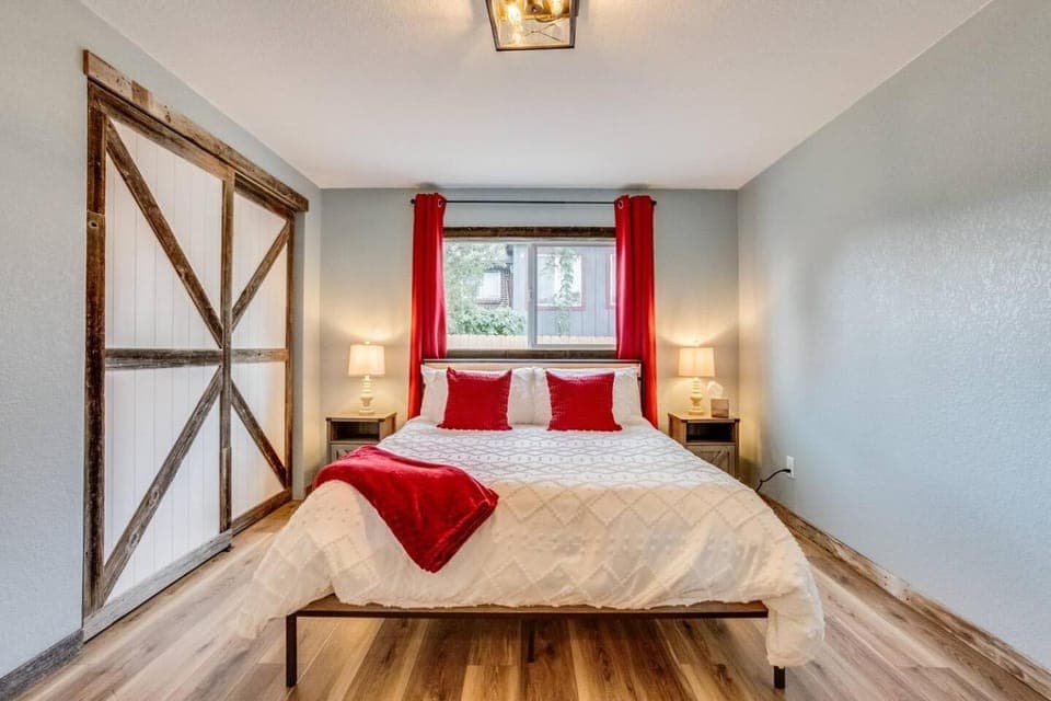 Bed, Photo of the whole room, Bedroom