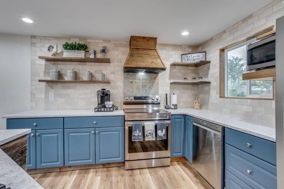 Coffee/tea facilities, dishwasher, microwave, oven, stove, kitchen