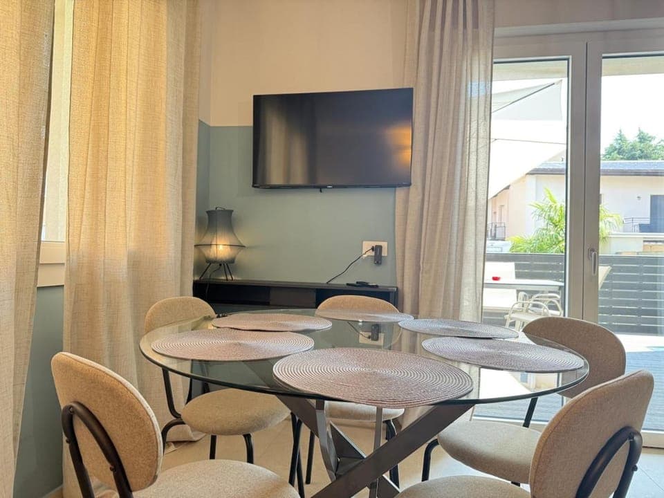 TV and multimedia, Living room, Seating area, Dining area