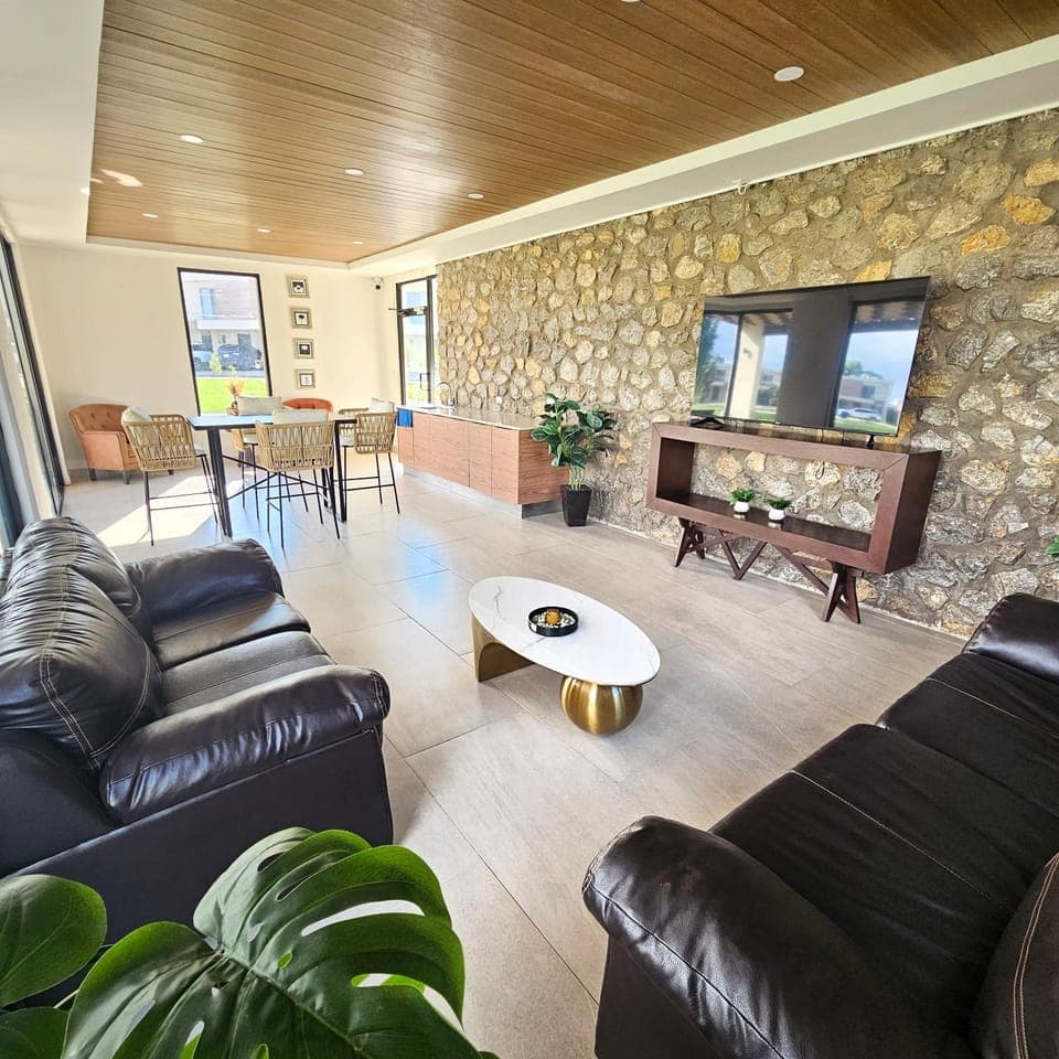 Communal lounge/ TV room, Balcony/Terrace, Living room, Seating area