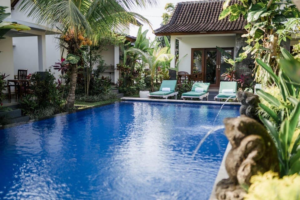 Property building, Patio, Garden, Garden view, Pool view, Swimming pool, Swimming pool, sunbed