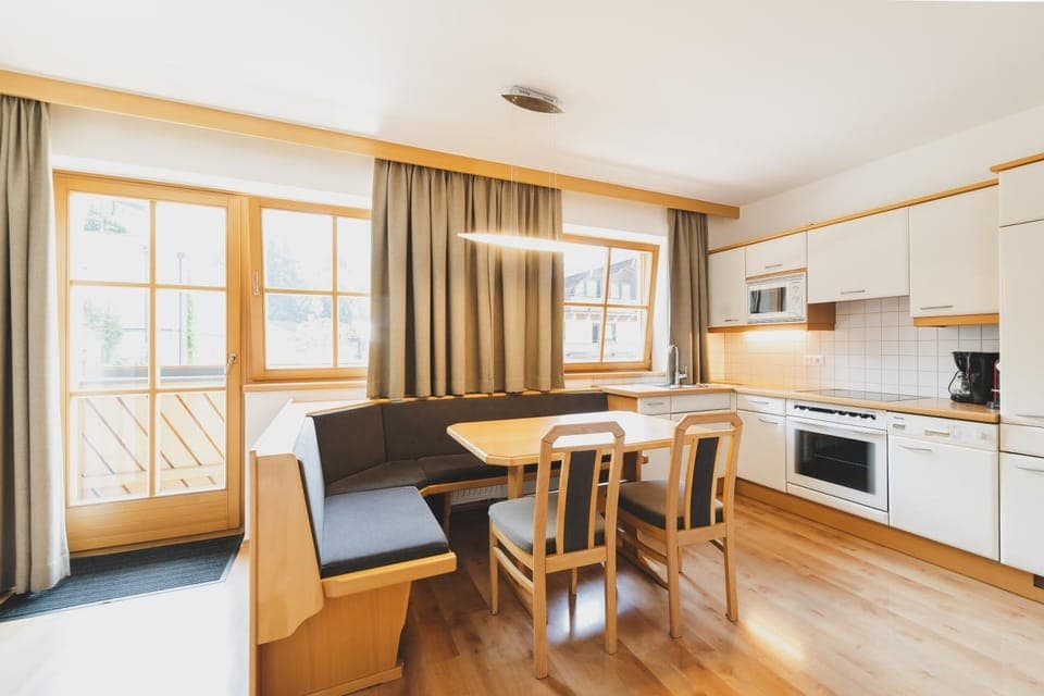 Kitchen or kitchenette, Seating area, Dining area, pet friendly, stove