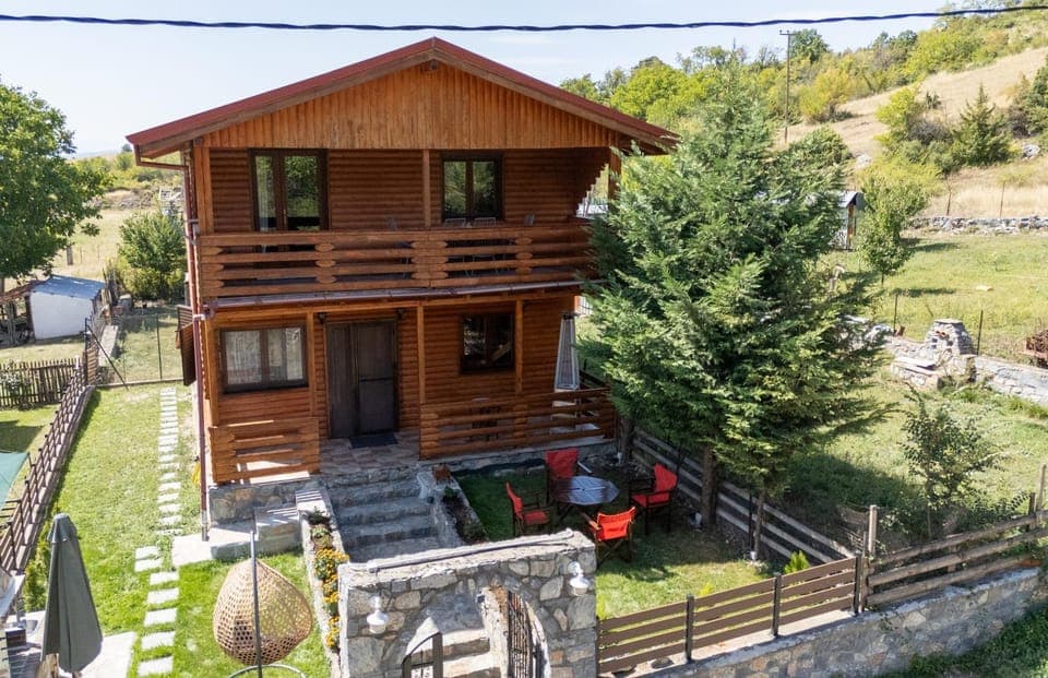 Property building, Patio, Spring, Day, Natural landscape, Garden, Garden view