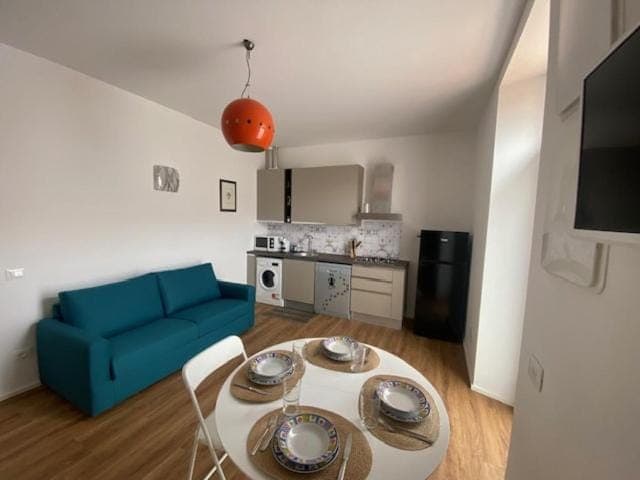 TV and multimedia, Kitchen or kitchenette, Living room, Seating area, Dining area, oven, stove