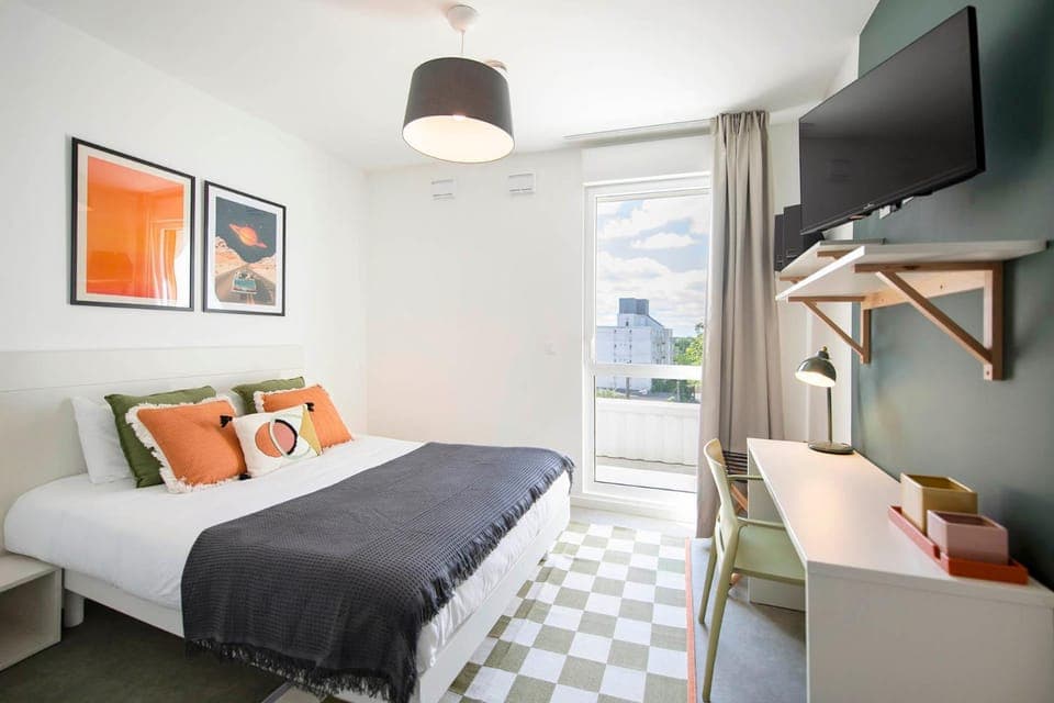 Photo of the whole room, Bedroom