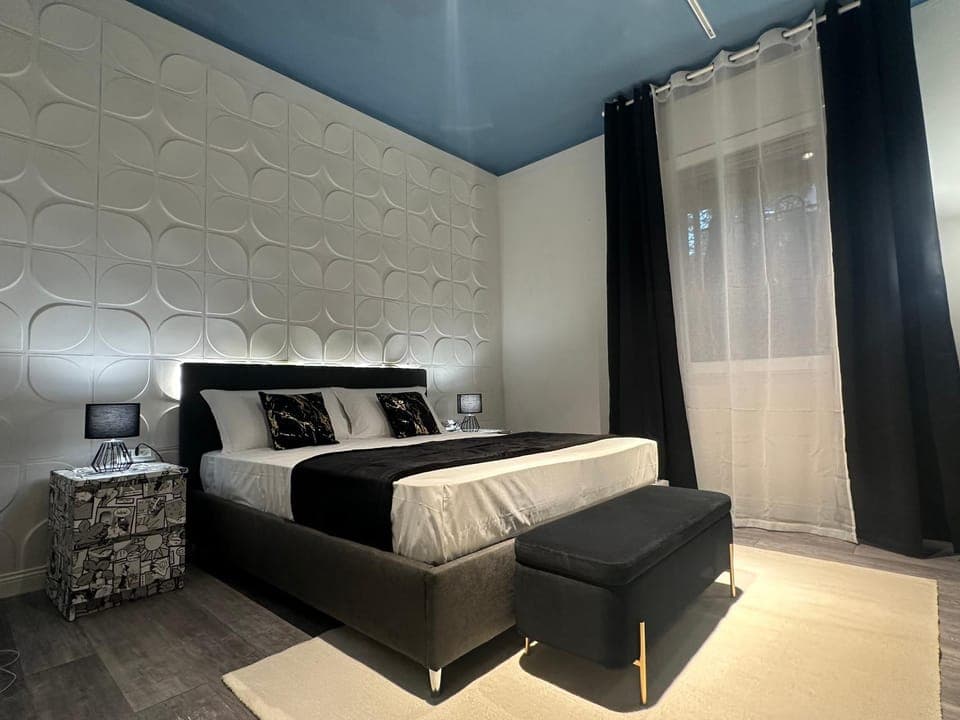 Bed, TV and multimedia, Photo of the whole room, Bedroom