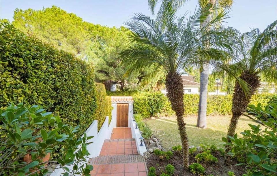 Facade/entrance, Garden