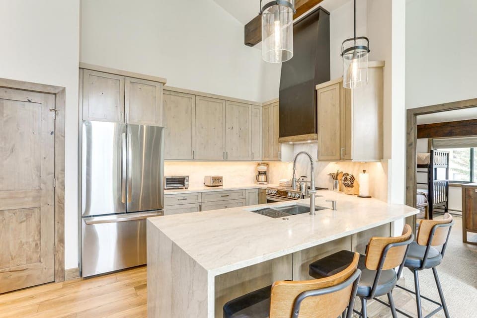 Sauna & Ski Shuttle Access: Mtn-View Condo in Avon House in Avon