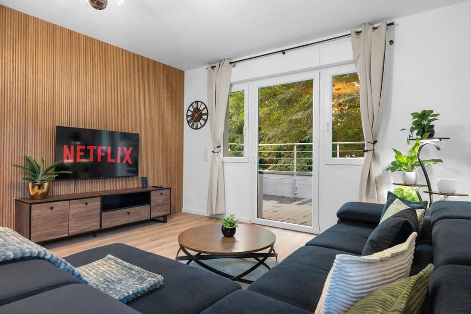 TV and multimedia, Living room, Seating area, Evening entertainment