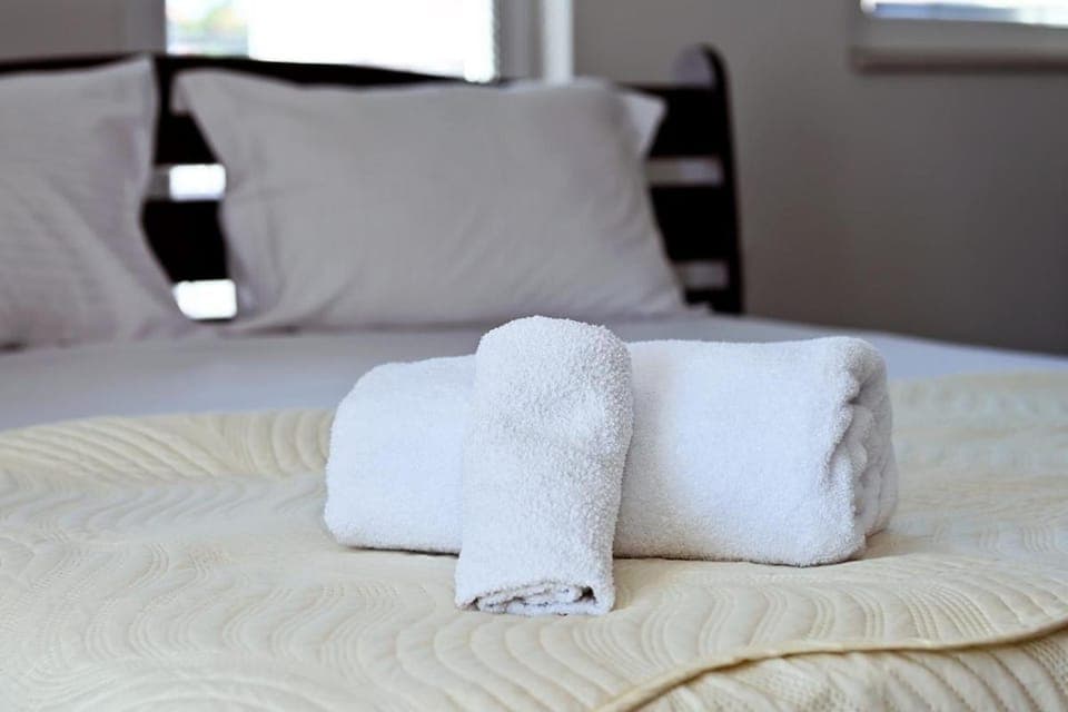 Bed, towels