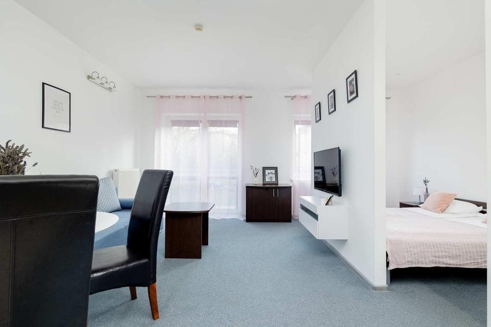 Communal lounge/ TV room, Bed, Living room, Photo of the whole room, Seating area