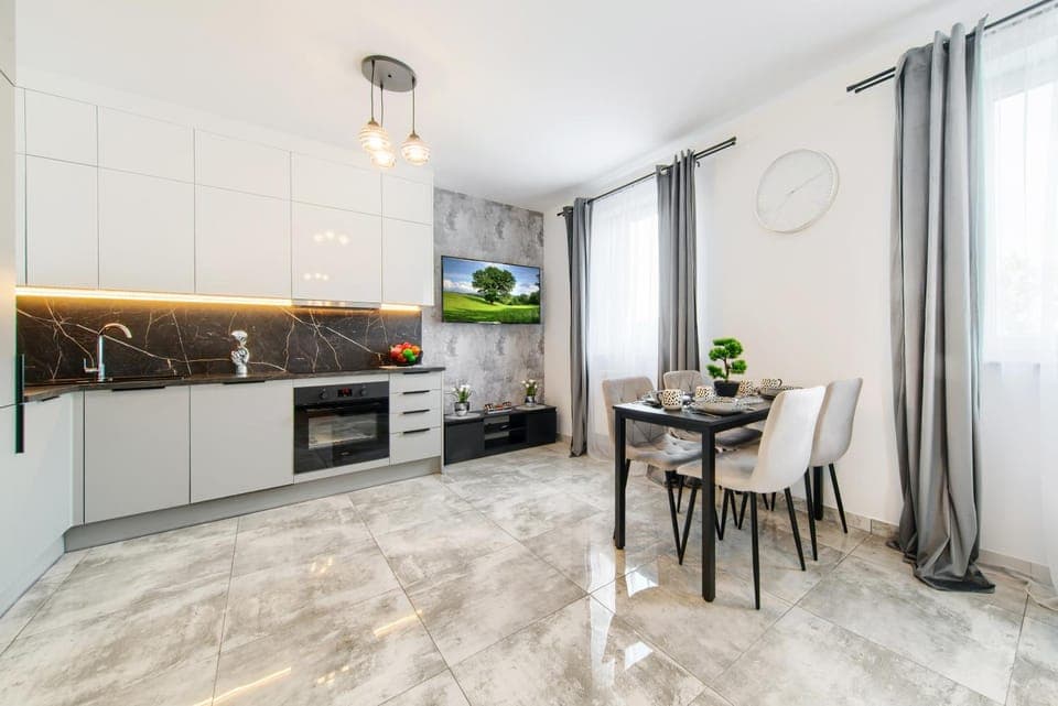 Communal lounge/ TV room, TV and multimedia, Kitchen or kitchenette, Living room, Area and facilities, microwave, oven, kitchen