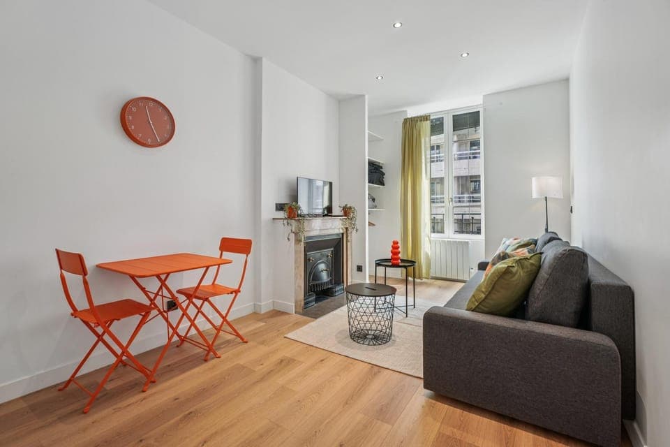 TV and multimedia, Kitchen or kitchenette, Living room, Seating area, Dining area