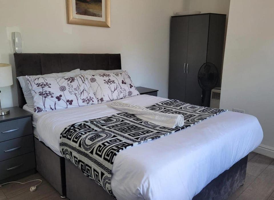 Bed, Bedroom, towels, wardrobe