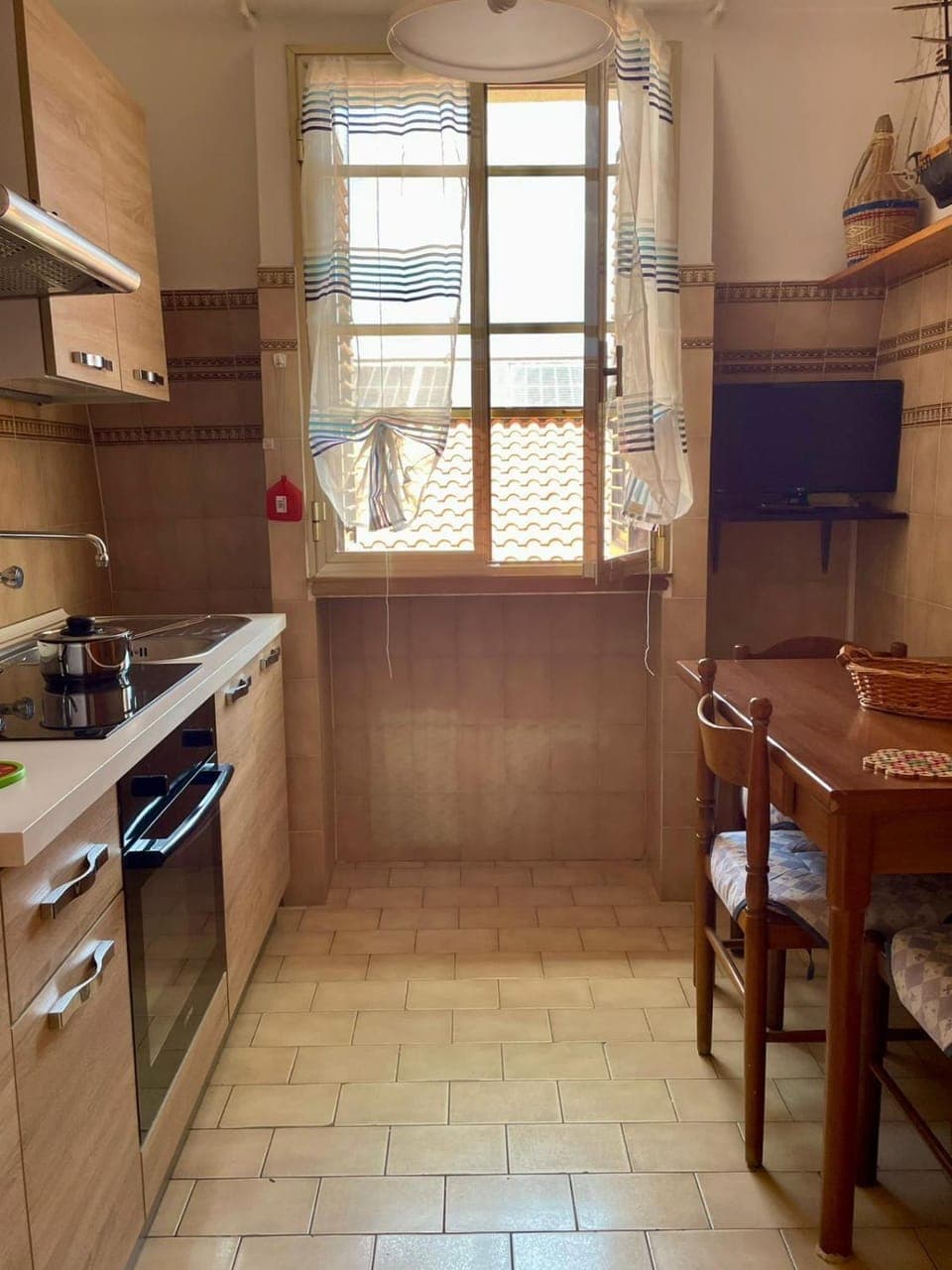 TV and multimedia, Kitchen or kitchenette, Dining area, oven, stove