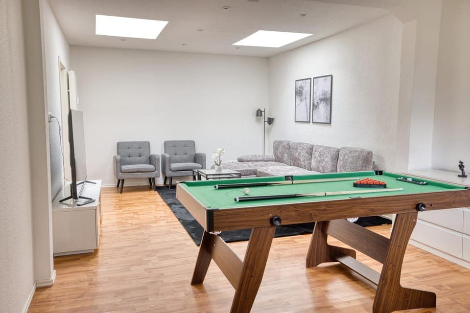 Communal lounge/ TV room, Billiard, Game Room, TV and multimedia, Living room, Seating area