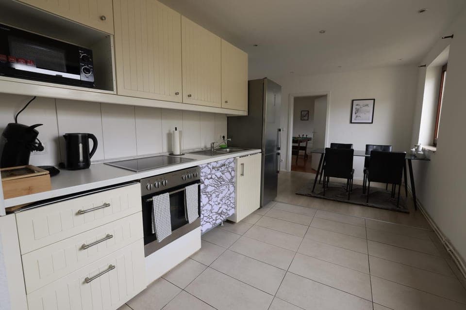 Coffee/tea facilities, Kitchen or kitchenette, Dining area, dishwasher, microwave, oven, stove, kitchen