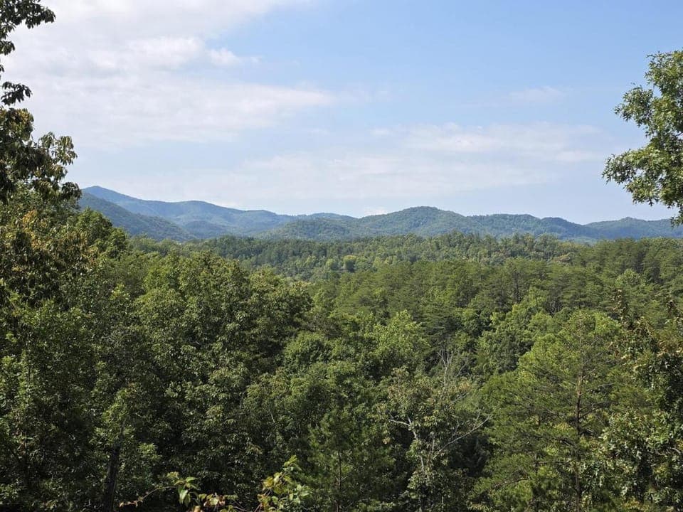 4BR Cabin with Deck - Sevierville Smoky Retreat Cabin in Pigeon Forge