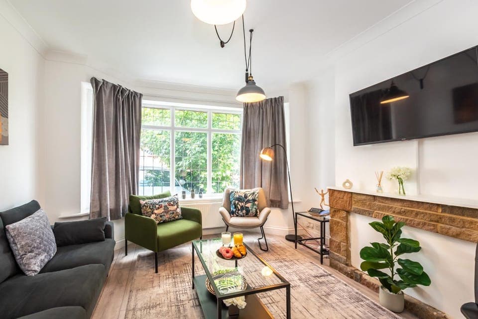 Communal lounge/ TV room, TV and multimedia, Living room, Seating area, Dining area, Evening entertainment