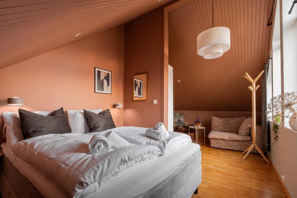 Bed, Bedroom, towels