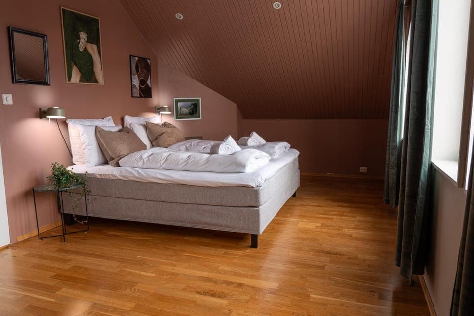 Bed, Bedroom, towels