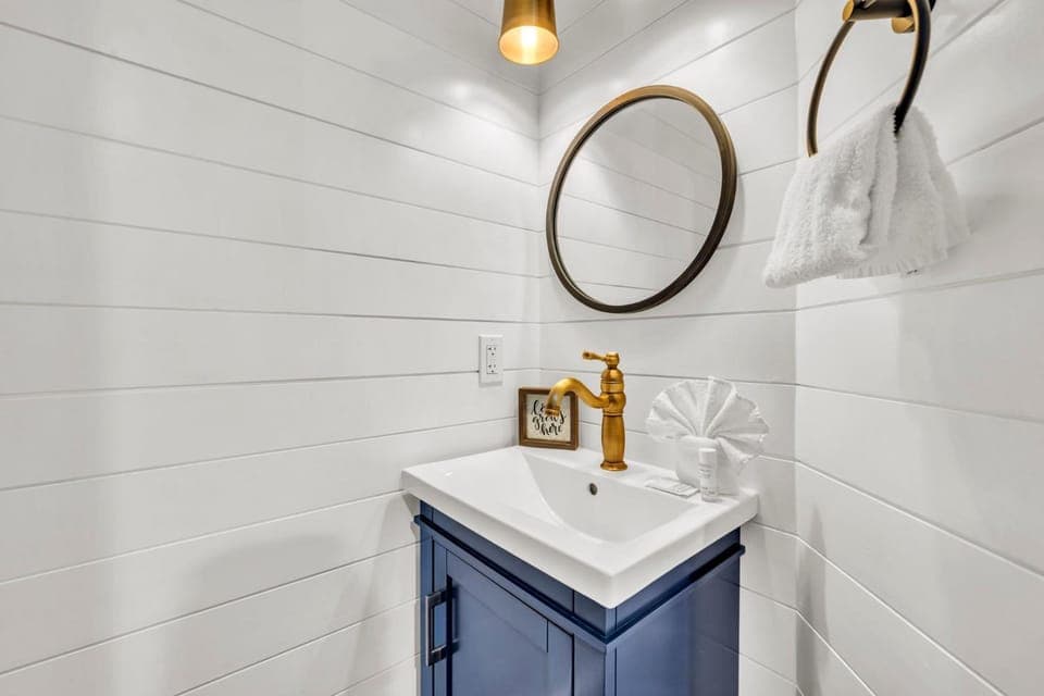 Destin Harbor Haven canal views, sleeps 8, pet friendly, near beach House in Destin