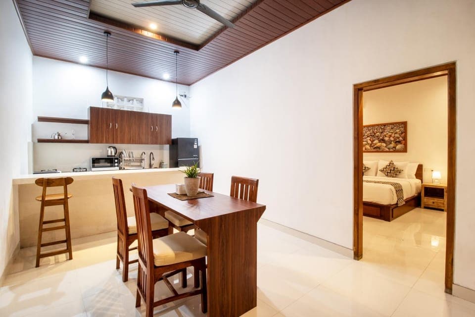 Kitchen or kitchenette, Dining area
