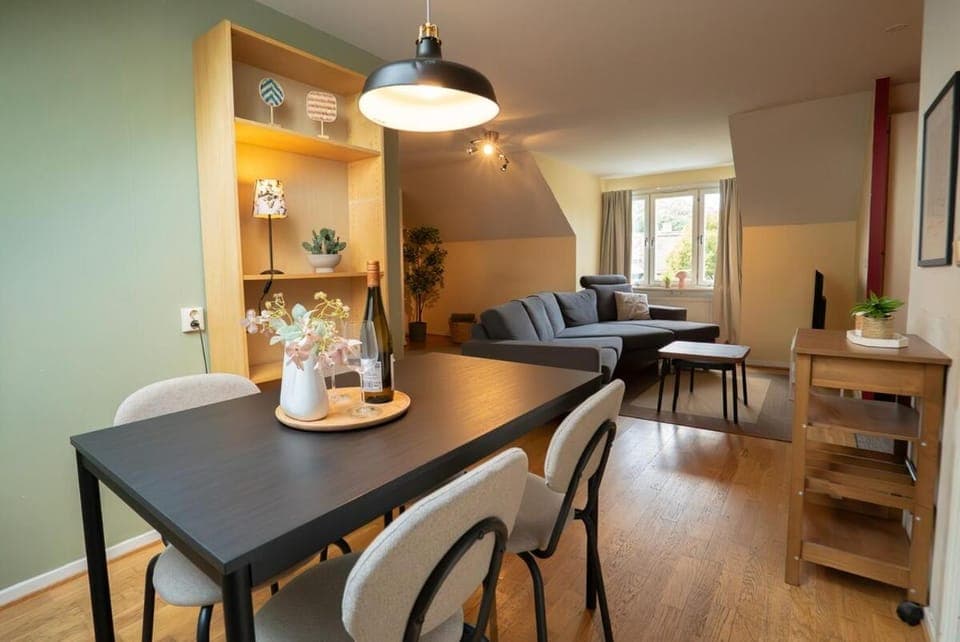 Seating area, Dining area