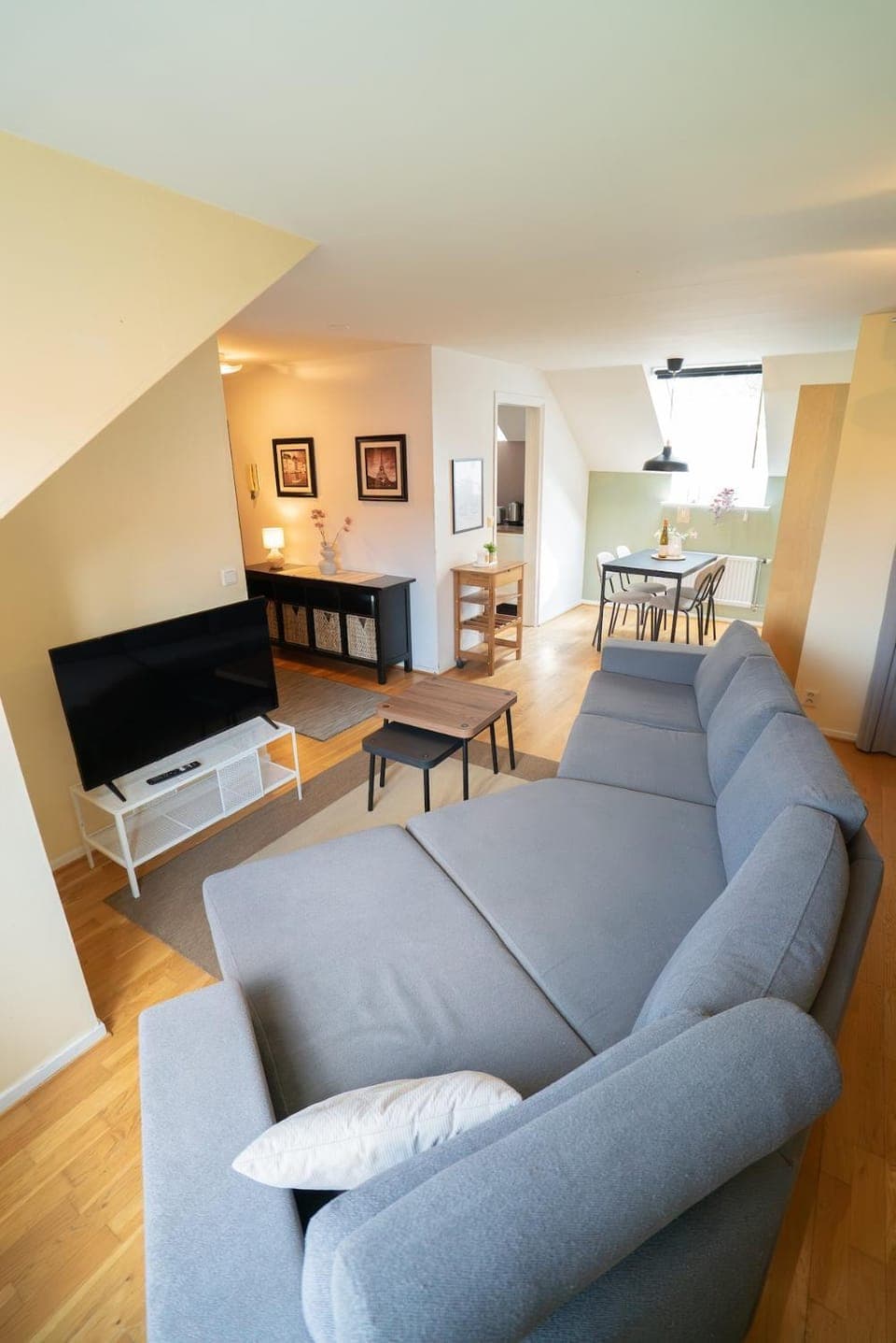 TV and multimedia, Living room, Evening entertainment