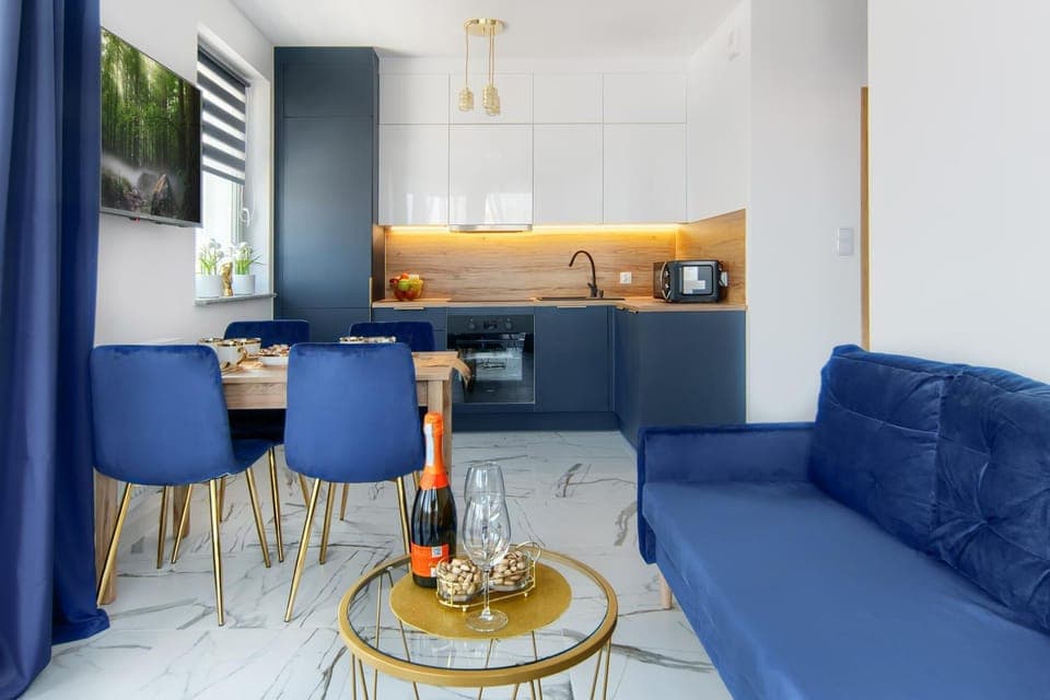 TV and multimedia, Coffee/tea facilities, Kitchen or kitchenette, Living room, Seating area, Dining area