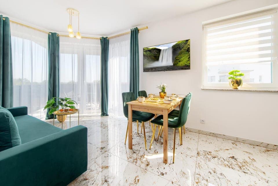 TV and multimedia, Living room, Seating area, Dining area