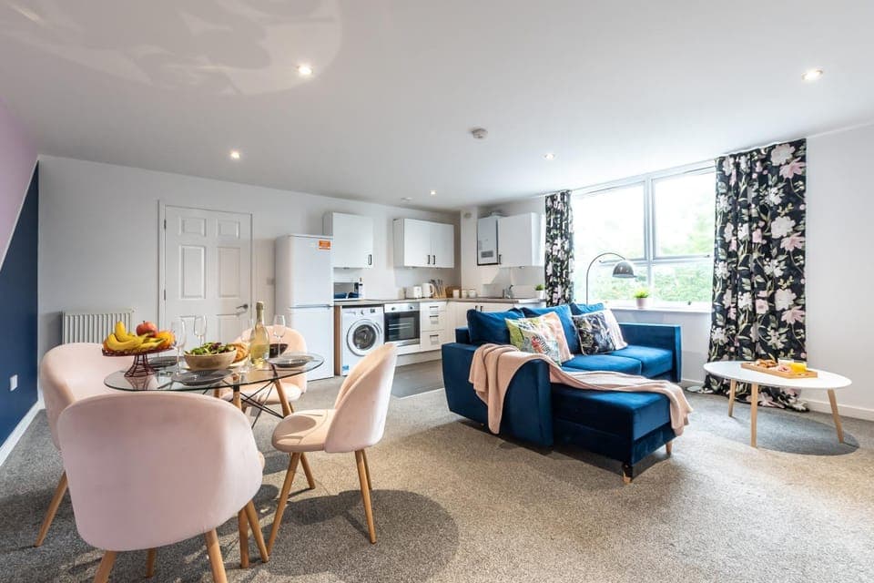 Kitchen or kitchenette, Living room, Food and drinks, Seating area, Dining area, Food, oven, pet friendly, stove