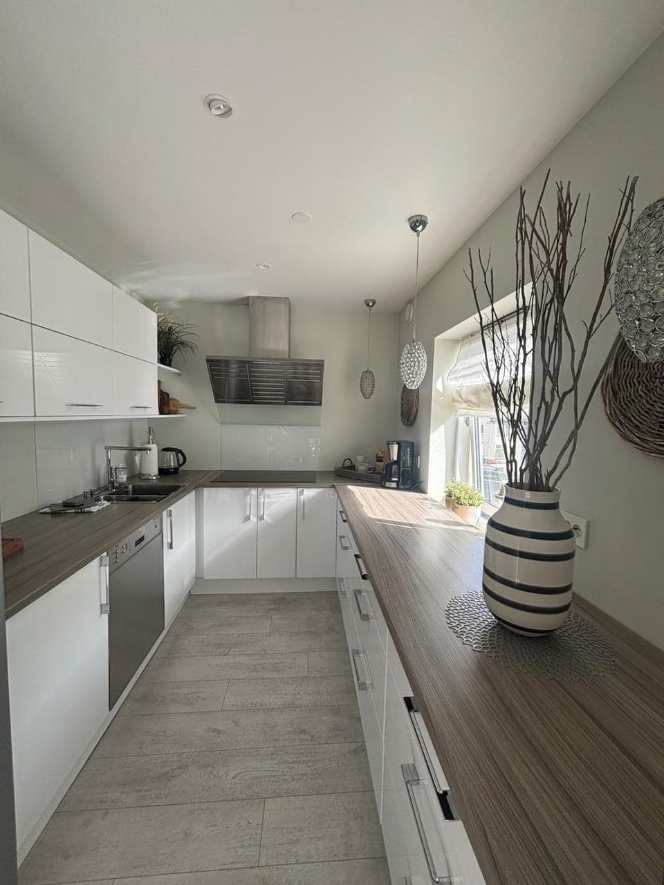 Kitchen or kitchenette, dishwasher, stove