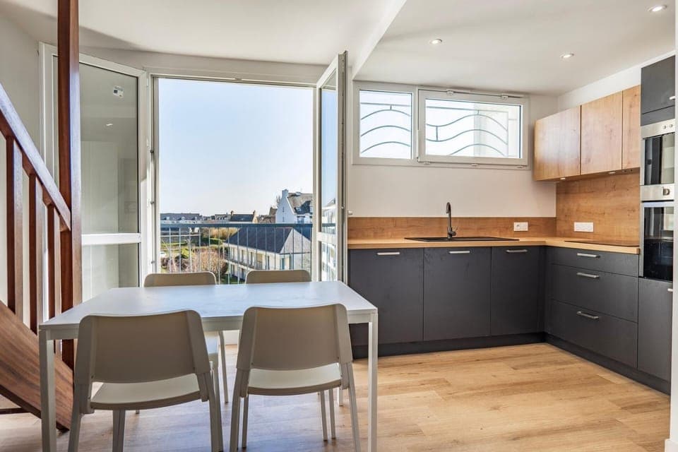 Kitchen or kitchenette, Dining area