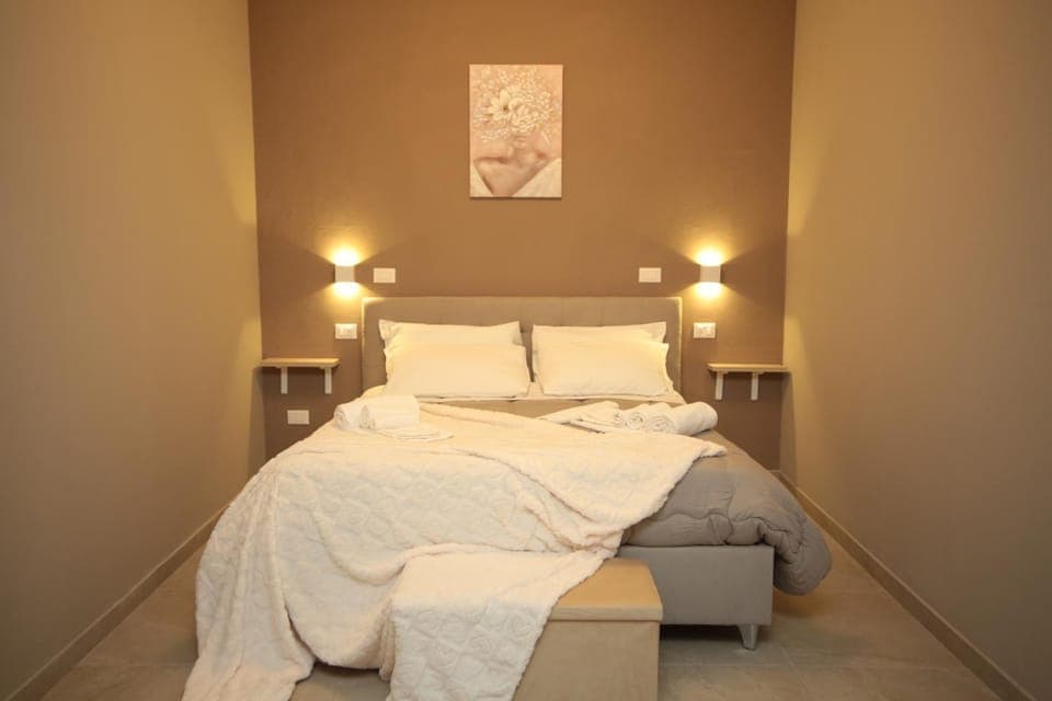 Bed, Photo of the whole room, Bedroom, towels