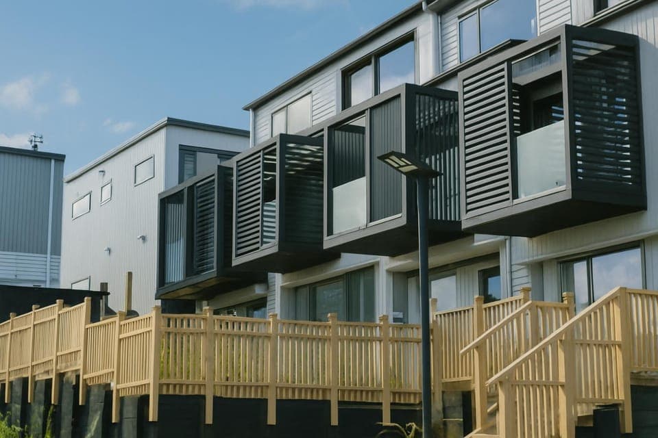 Property building, Day, Balcony/Terrace