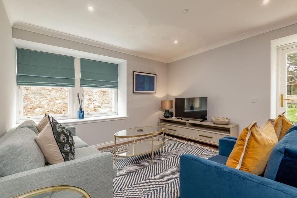 Communal lounge/ TV room, TV and multimedia, Living room, Seating area, Evening entertainment