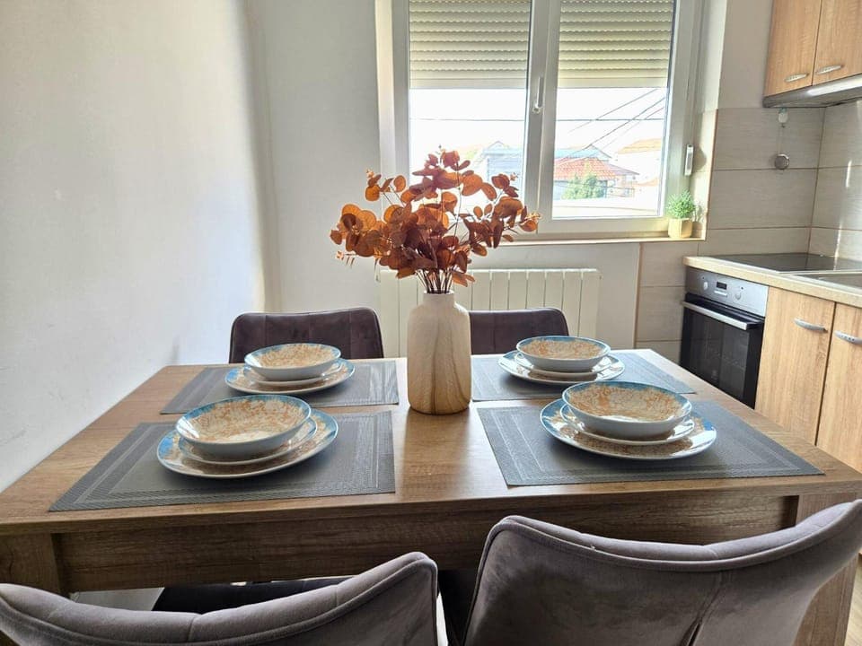 Kitchen or kitchenette, Seating area, Dining area