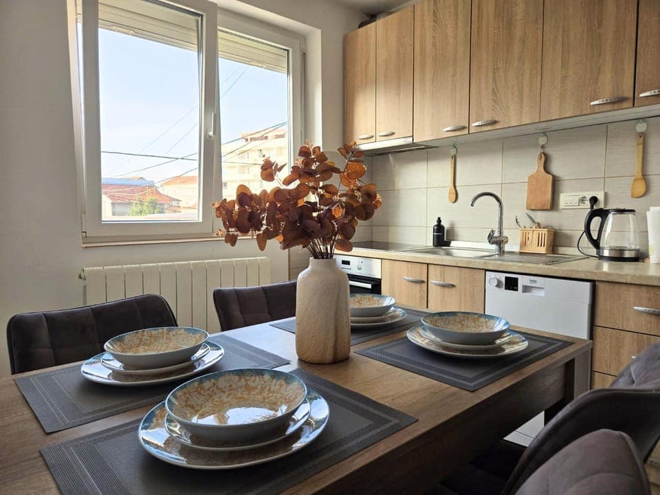 Kitchen or kitchenette, Dining area, stove, toaster